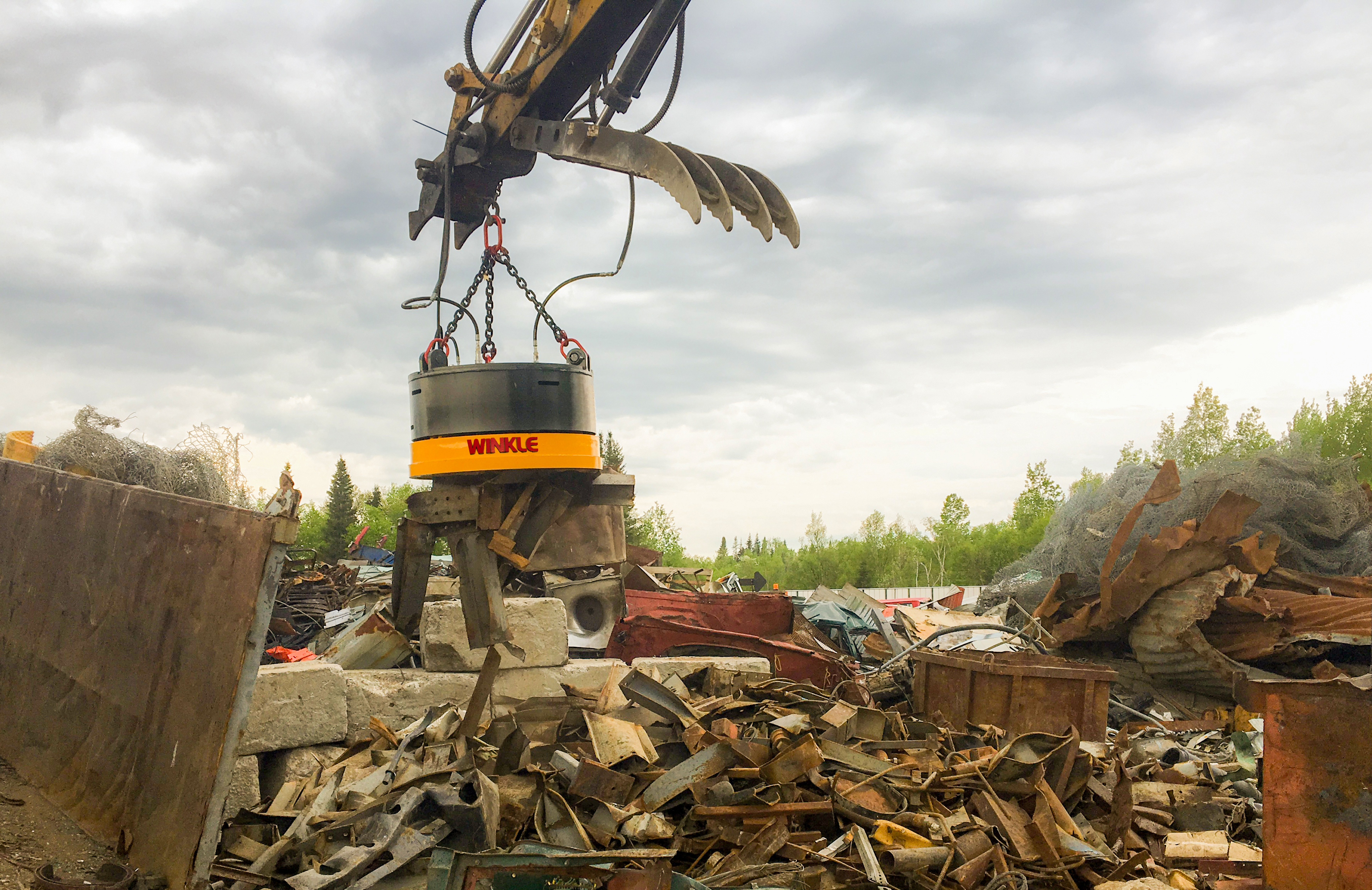 Winkle hydmag hydraulic magnet with excavator